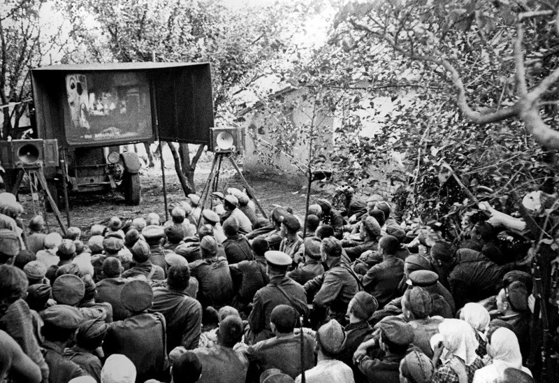 Юго-Западный фронт. Бойцы Красной Армии и местные жители во время дневного киносеанса, показываемого кинопередвижкой. Владимир Иванов/ Фотохроника ТАСС